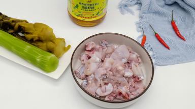 牛蛙提前清洗干净，剁成块（店家居然忘记帮我剁块了）只能自己剁。用盐、白胡椒粉、料酒和淀粉腌制牛蛙，腌制20分钟以上。