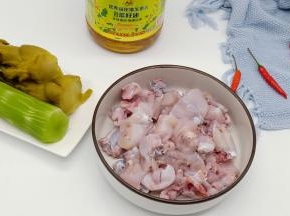 牛蛙提前清洗干净，剁成块（店家居然忘记帮我剁块了）只能自己剁。用盐、白胡椒粉、料酒和淀粉腌制牛蛙，腌制20分钟以上。