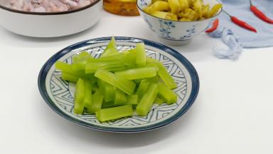 莴笋削皮切小块、酸菜切丝。