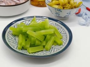 莴笋削皮切小块、酸菜切丝。