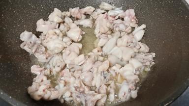 锅里加适量的油，油温五成热下牛蛙爆炒，超2分钟差不多就先盛盘。