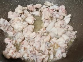 锅里加适量的油，油温五成热下牛蛙爆炒，超2分钟差不多就先盛盘。