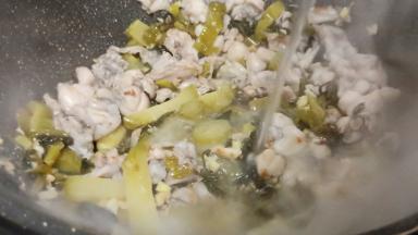 加入牛蛙、倒适量的开水，开大火煮。