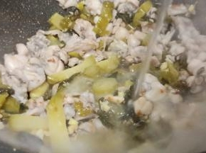 加入牛蛙、倒适量的开水，开大火煮。