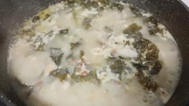 加了开水汤汁慢慢变白，好香。