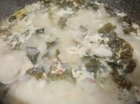 加了开水汤汁慢慢变白，好香。