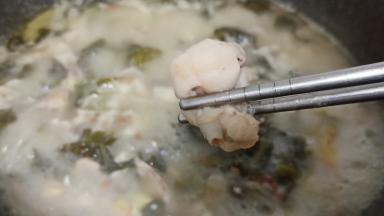 看看牛蛙肉质变的好有弹性。