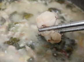 看看牛蛙肉质变的好有弹性。