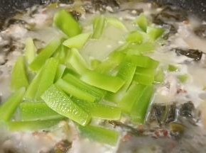 最后加入莴笋煮2分钟就可以起锅。