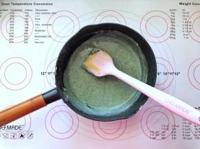 10、剩余的蛋黄糊中加入蝶豆花粉翻拌均匀。