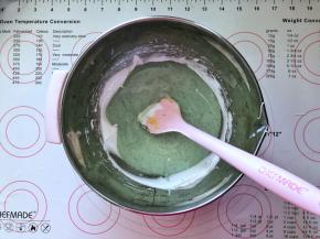 13、反倒入剩下的蛋白霜中。