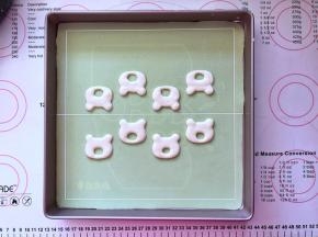 9、在硅胶垫上挤出小熊的图案，放入烤箱170度烤2分钟后取出。