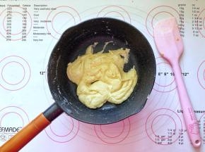 3、分次加入牛奶搅拌均匀。