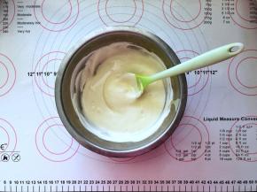 7、取2勺蛋黄糊、3勺蛋白霜搅拌均匀。