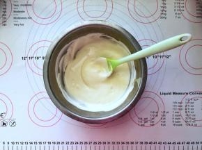 7、取2勺蛋黄糊、3勺蛋白霜搅拌均匀。