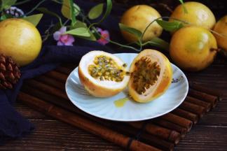 这个是外皮磕碰受伤的黄金百香果，切开后果肉如图完好无损，不影响食用。