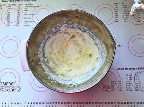 17、淡奶油中加入白糖低速打至硬性。