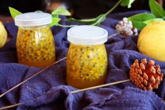 黄金百香果蜂蜜茶饮做好了后盖上盖儿，放入冰箱冷藏，保鲜期为一周，请尽快食用。不急着食用的请放在冰箱的冷冻室冷冻，食用前提前解冻。