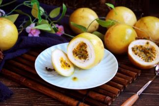 切开百香果，很多人为如何把它的籽跟果肉分离出来感到很纠结，其实百香果的籽跟石榴籽是一样的道理，是可以吃进肚子的，它的口感脆脆的，与酸甜的果肉一起吃到肚里，别有一番滋味哦！