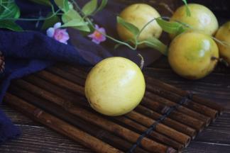 因为工作忙，没来得急打理就放在冰箱里了，百香果颜色变得黄黄的啦，很招人喜爱。这是在天色将近黑了时候拍的照片，色彩有些暗淡，如果是在光线充足的情况下拍照，图片会很鲜亮的。
百香果富含维生素C，能有效提高人体免疫；百香果富含蛋白质、高纤维、维生素等超过100种有益健康的物质。
１个百香果维生素Ｃ含量＝８个橙子＝８个苹果
