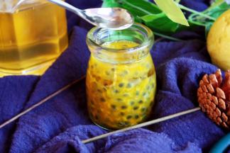 然后用小勺加入蜂蜜，加到瓶子满满的位置。