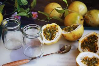 除了直接食用黄金百香果以外，我们还可以用它做各种茶饮，比如黄金百香果蜂蜜茶饮。
做茶饮之前我们首先要清洗干净小瓶子，沥干水分，有条件的话高温消毒一下小瓶子，然后把黄金百香果对半切开备用。