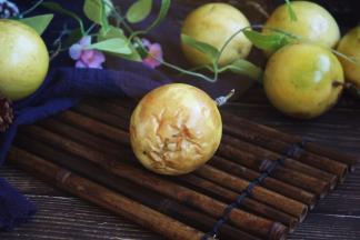 黄金百香果的表皮磕碰后的伤痕会变成褐色，不影响食用。
黄金百香果摘下来后放的时间长了与空气接触后发蔫，甚至有蔫褶，也不影响食用，表皮越蔫越好吃，甜度越大。
还是建议趁新鲜时把它打理好。我是趁着新鲜留一小部分直接吃，其余的部分都把果肉挖出来，放在小瓶子（保鲜盒）里，放入冰箱保存。