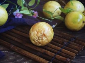 黄金百香果的表皮磕碰后的伤痕会变成褐色，不影响食用。
黄金百香果摘下来后放的时间长了与空气接触后发蔫，甚至有蔫褶，也不影响食用，表皮越蔫越好吃，甜度越大。
还是建议趁新鲜时把它打理好。我是趁着新鲜留一小部分直接吃，其余的部分都把果肉挖出来，放在小瓶子（保鲜盒）里，放入冰箱保存。