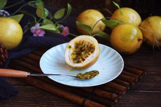 如果买回来的黄金百香果的甜度酸度能接受的话，就可以将百香果切开直接用勺子挖着吃。
不同产地的黄金百香果甜度酸度不同，我买的这批黄金百香果又香甜又大，百分百的能直接用勺子挖着吃，好吃的停不下来。