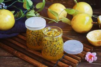 装瓶后蜂蜜会下沉到瓶子的底部，属于正常现象，如图所示的样子。