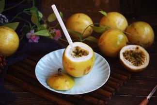 另外一种吃法是用工具把黄金百香果的最上端切开，用较粗的吸管吸着吃也可以。