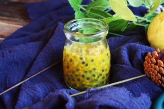 用小勺挖出黄金百香果的果肉放在小瓶子里，放置到瓶子的五分之四处即可。