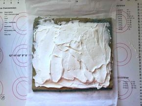 18、两边薄中间厚的抹在蛋糕卷没有图案的那一面卷起。