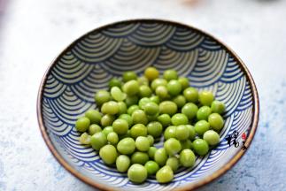 豌豆煮熟，捞出备用
