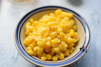 玉米煮熟，掰下来玉米粒