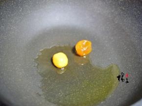 锅中加少许油，因为咸蛋黄有一些油，还因为玉米粒和豌豆都不吸油，所以不需要放太多油，加入咸蛋黄