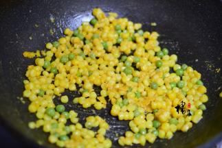 把葱花、豌豆、玉米粒都倒进锅中，翻炒均匀就可以了