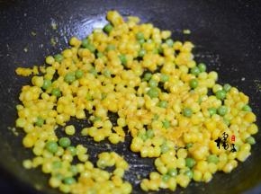 把葱花、豌豆、玉米粒都倒进锅中，翻炒均匀就可以了