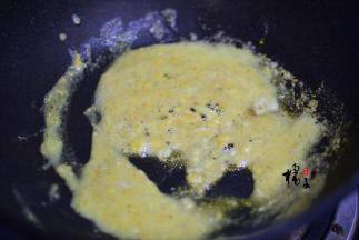 小火慢炒，把蛋黄都压碎，冒出小泡泡就行啦