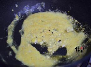 小火慢炒，把蛋黄都压碎，冒出小泡泡就行啦