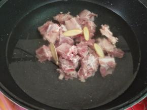 锅中做水，下排骨，姜片，料酒，开火煮个七八分钟