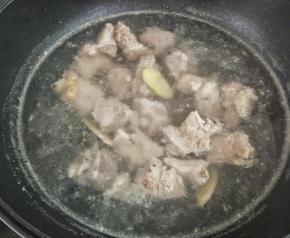 浮沫撇干净，汤汁还是比较清澈的