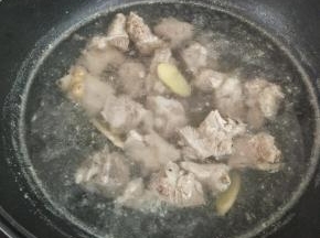 浮沫撇干净，汤汁还是比较清澈的