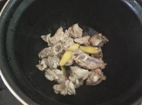 把排骨捞出放入压力锅中
