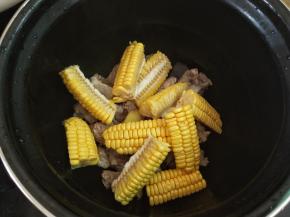 加入切成块的玉米