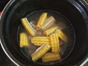 再加入煮排骨的汤汁，选择排骨键压20分钟