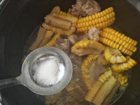 好了之后加少许的盐调味