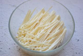 金针菇洗净后，攥干水分，切掉根部，掰成小朵