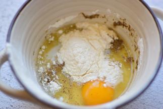 容器中加入盐、五香粉、孜然粉、面粉、淀粉、鸡蛋拌匀，备用