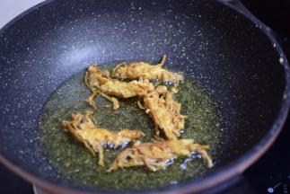 炸至表面金黄酥脆即可，尽量不要用小火炸，因为下火炸的特别慢，表面还不容易酥脆，而且蘑菇中吸取很多油哦